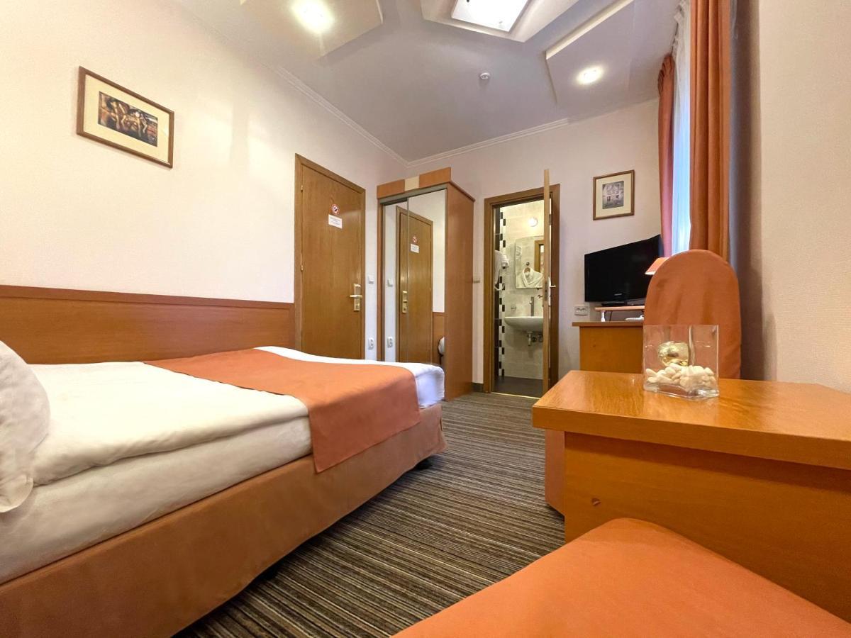 Economy Room In Hotel Eney Lviv Exterior foto